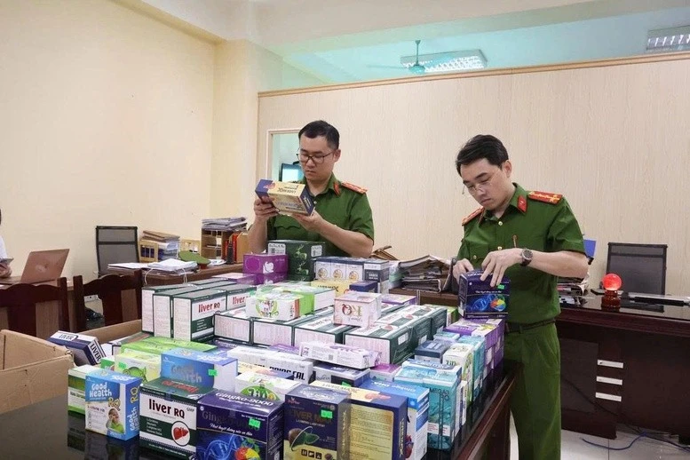 Lực lượng chức năng thu giữ 54 lô hàng thuộc 39 loại sản phẩm được xác định là hàng giả - Ảnh: Công an tỉnh Phú Thọ