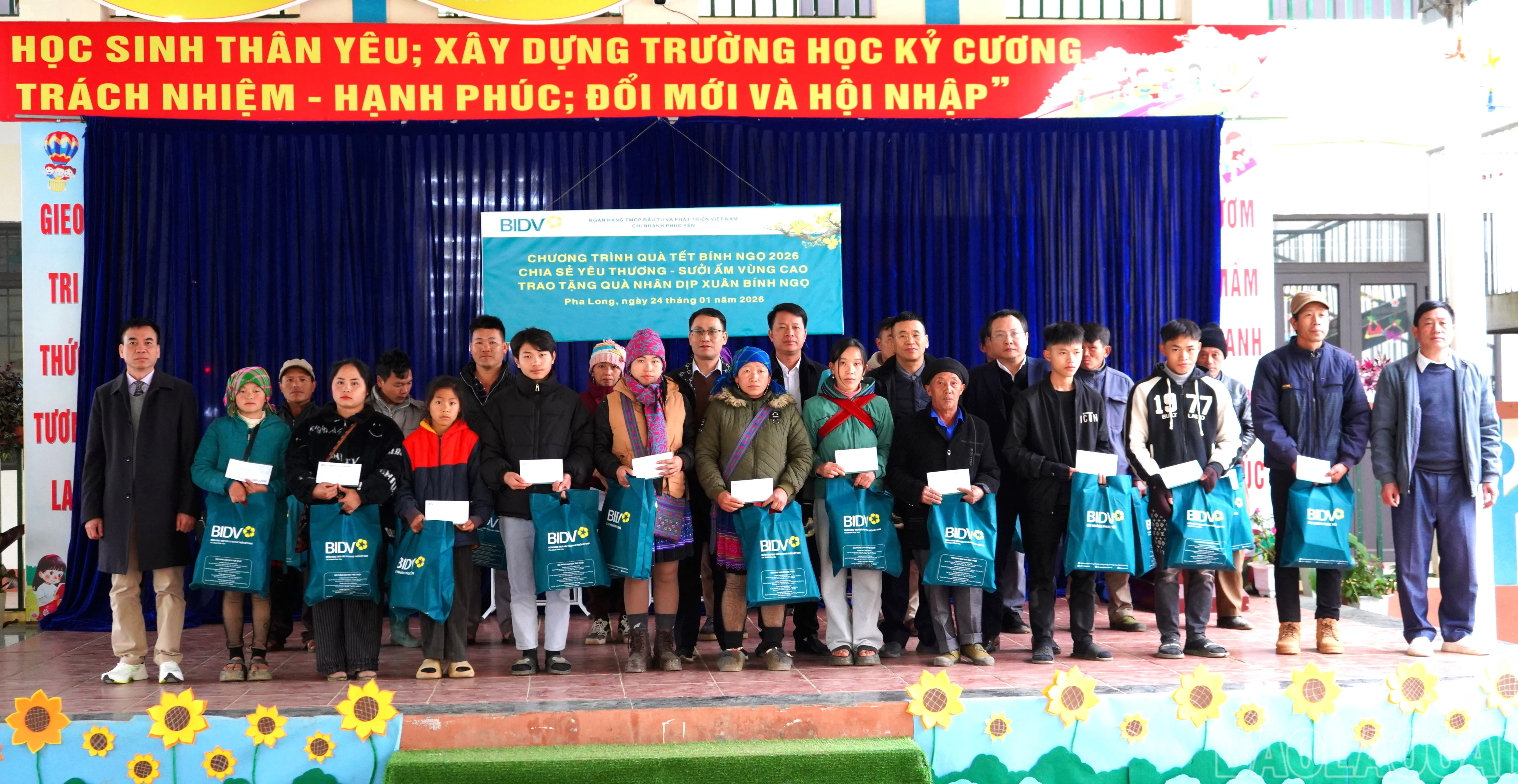 baolaocai-br_cac-don-vi-tai-tro-tang-qua-cho-ho-ngheo.jpg