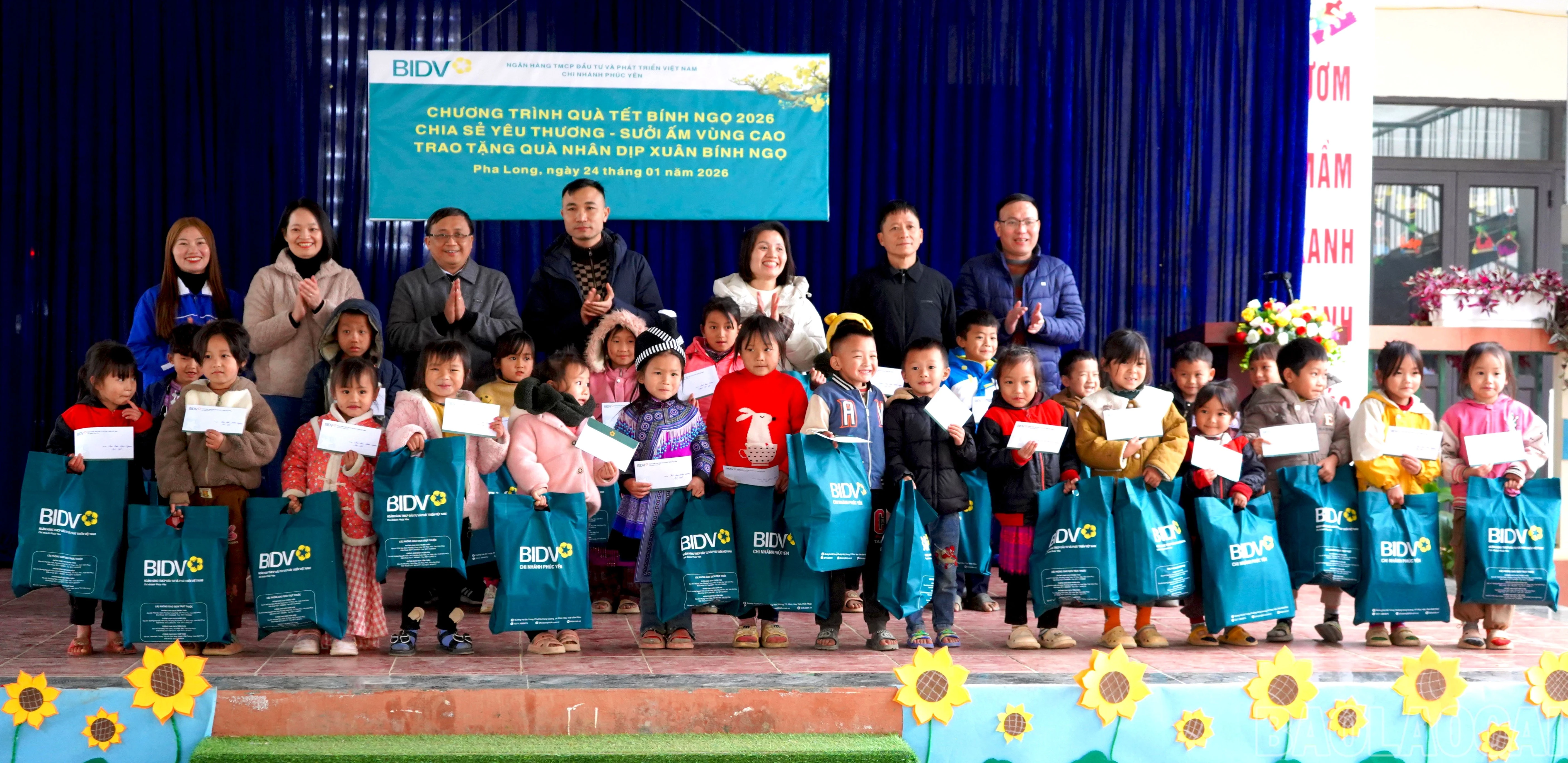 baolaocai-br_cac-don-vi-tai-tro-tang-qua-cho-hoc-sinh.jpg