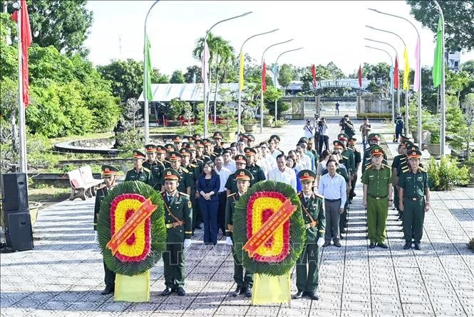 Thắp nhang tri ân tại nghĩa trang liệt sĩ xã Trần Văn Thời (tỉnh Cà Mau) trước khi khai quật lấy mẫu ADN ở các mộ chưa xác định danh tính.