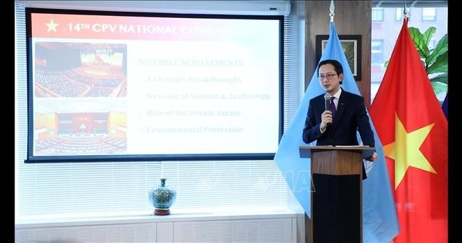 Đại sứ Đỗ Hùng Việt phát biểu tại buổi họp báo.