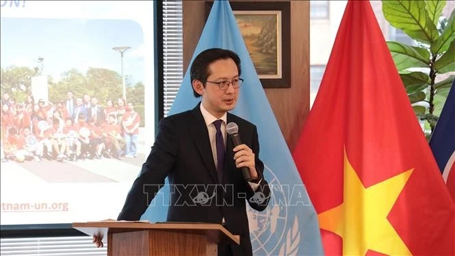 Đại sứ Đỗ Hùng Việt phát biểu tại buổi gặp gỡ.