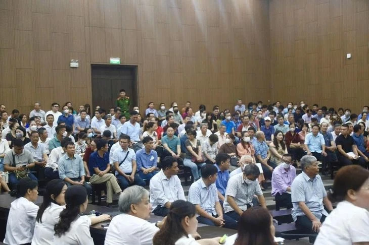 Hơn 140 người dân mua nhà của ông Lê Thanh Thản đến tòa với tư cách bị hại thời điểm phiên tòa được mở năm 2023 - Ảnh: DANH TRỌNG