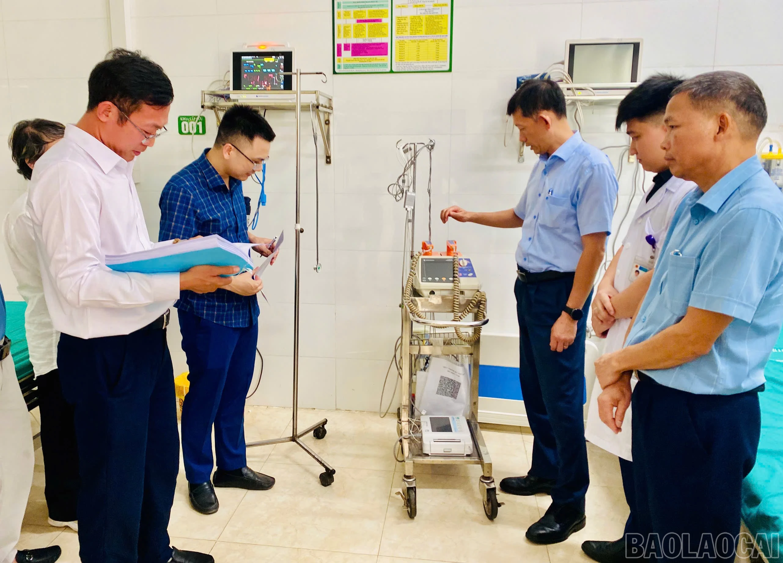 Đoàn thẩm định đánh giá về cơ sở vật chất của Trung tâm Y tế khu vực Bảo Thắng.