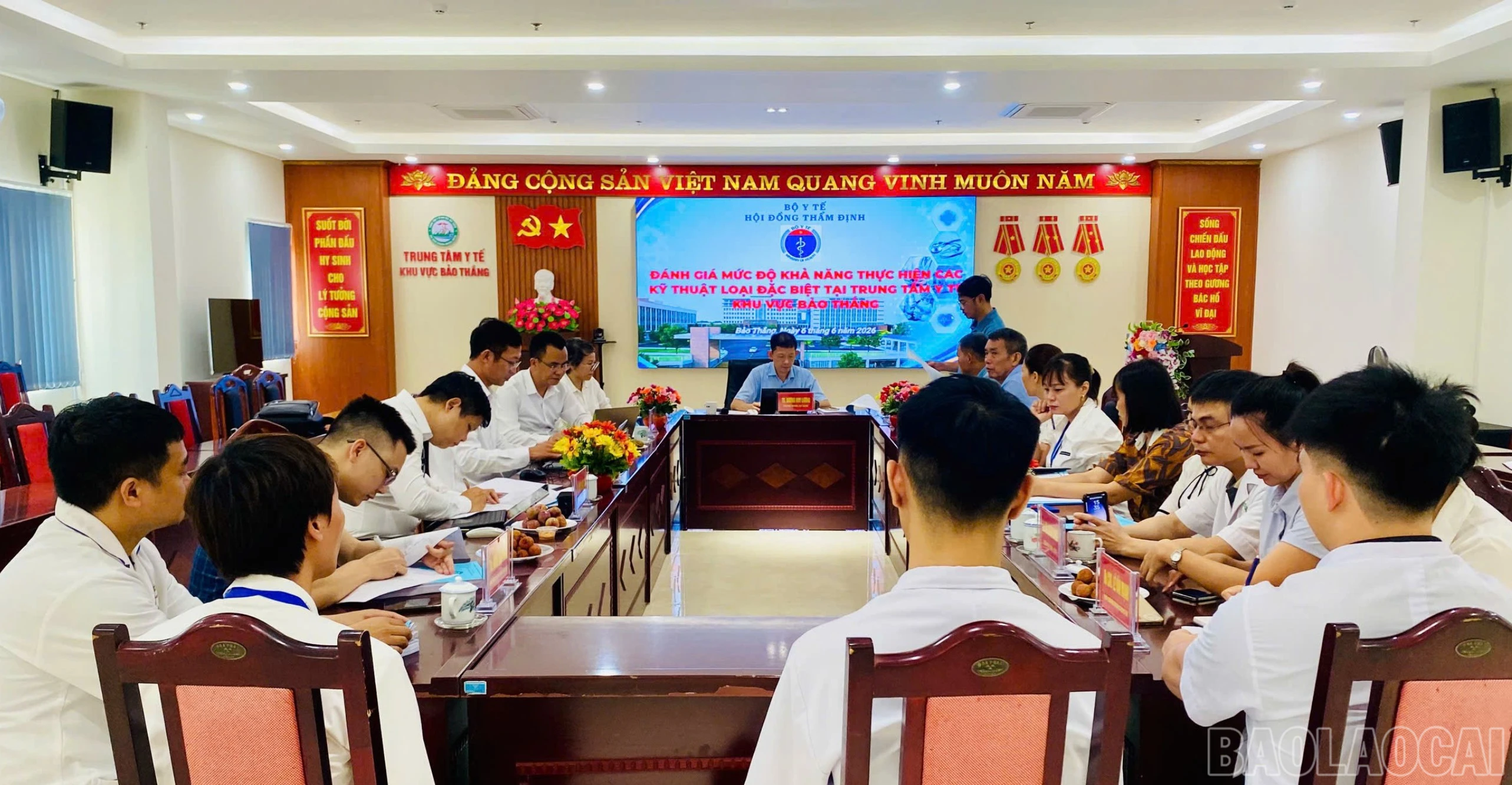Quang cảnh buổi làm việc tại Trung tâm Y tế khu vực Bảo Thắng.