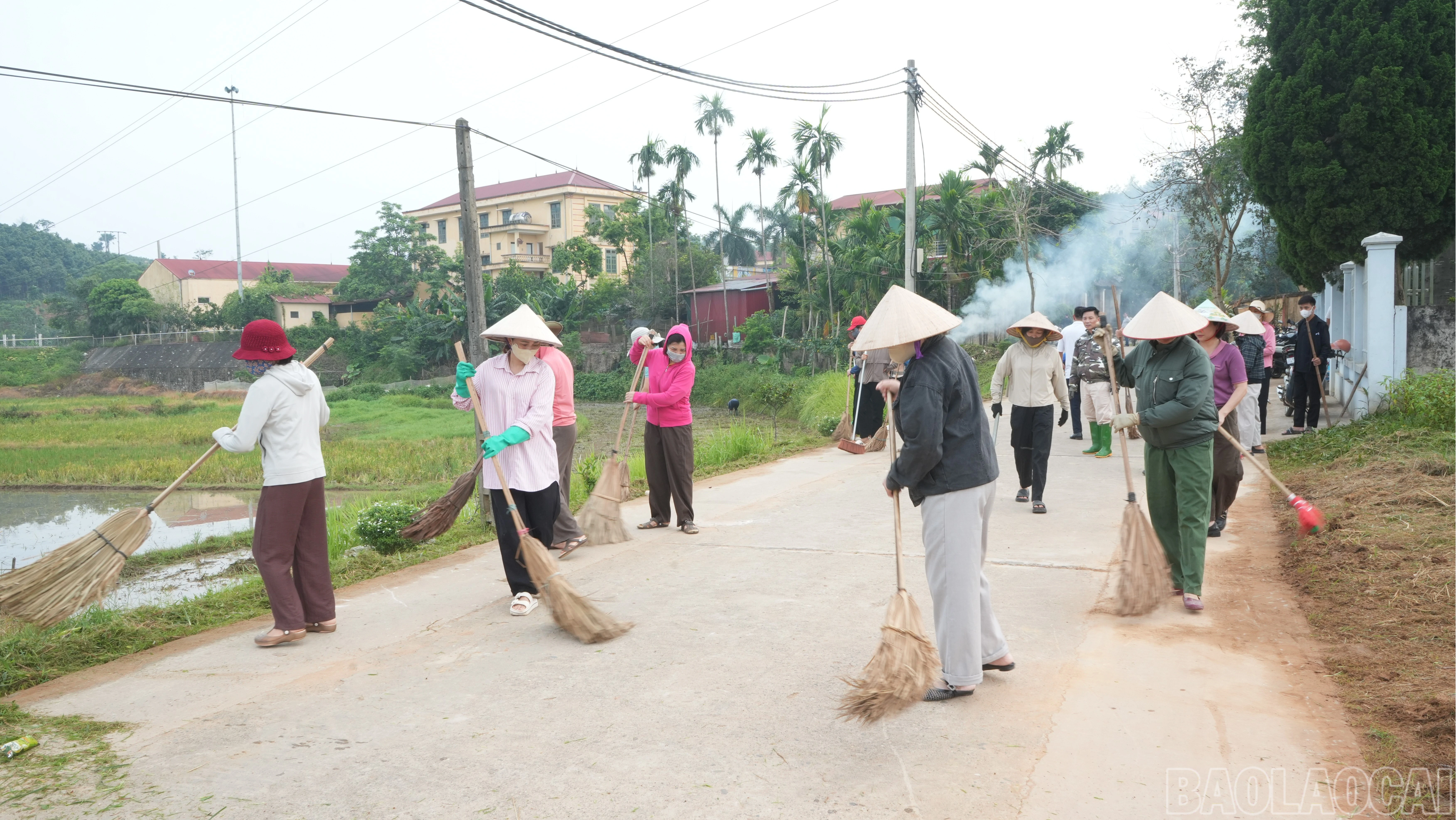 baolaocai-br_br-cac-tuyen-duong-giao-thong-duoc-ve-sinh-sach-se.jpg