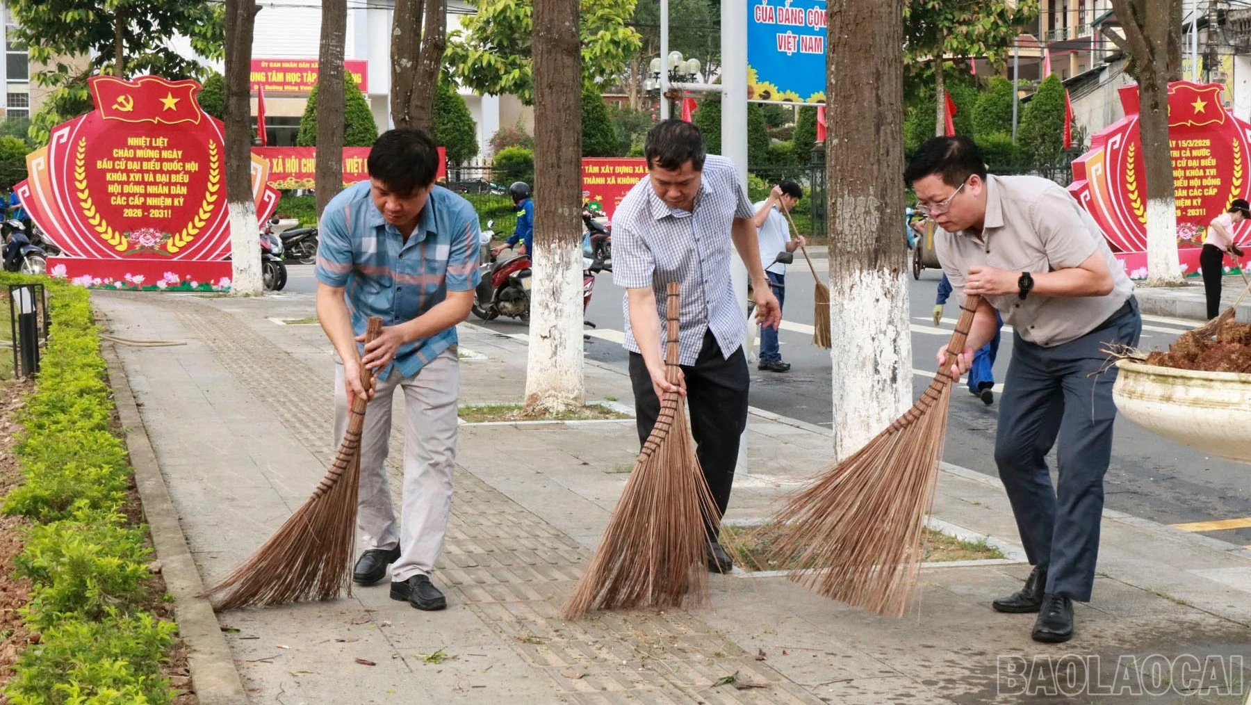 baolaocai-br_cac-dong-chi-lanh-dao-xa-tham-gia-cung-cac-luc-luong-ve-sinh-cac-truc-duong-chinh-7041.jpg