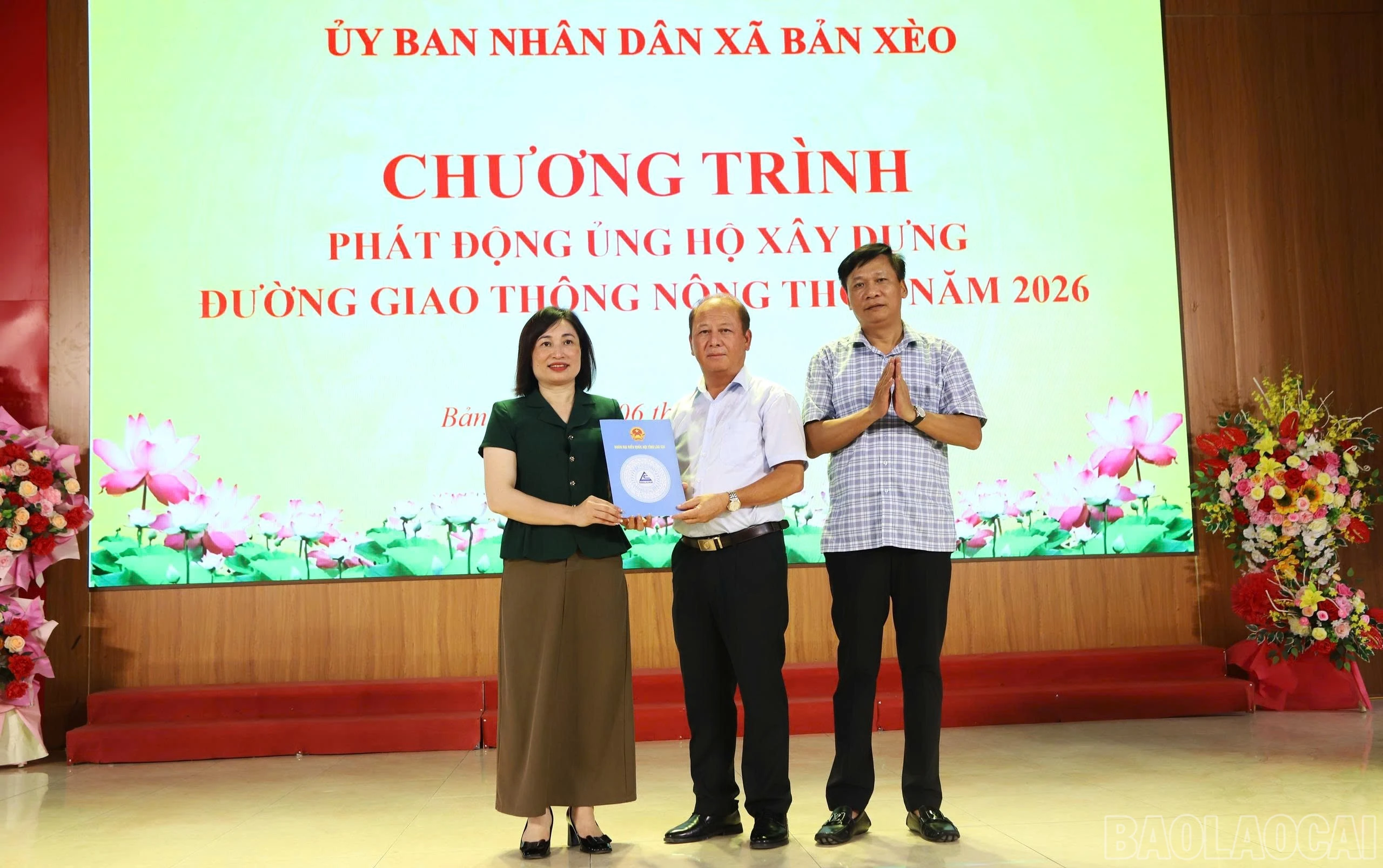 Đồng chí Sùng A Lềnh trao quà tại chương trình.
