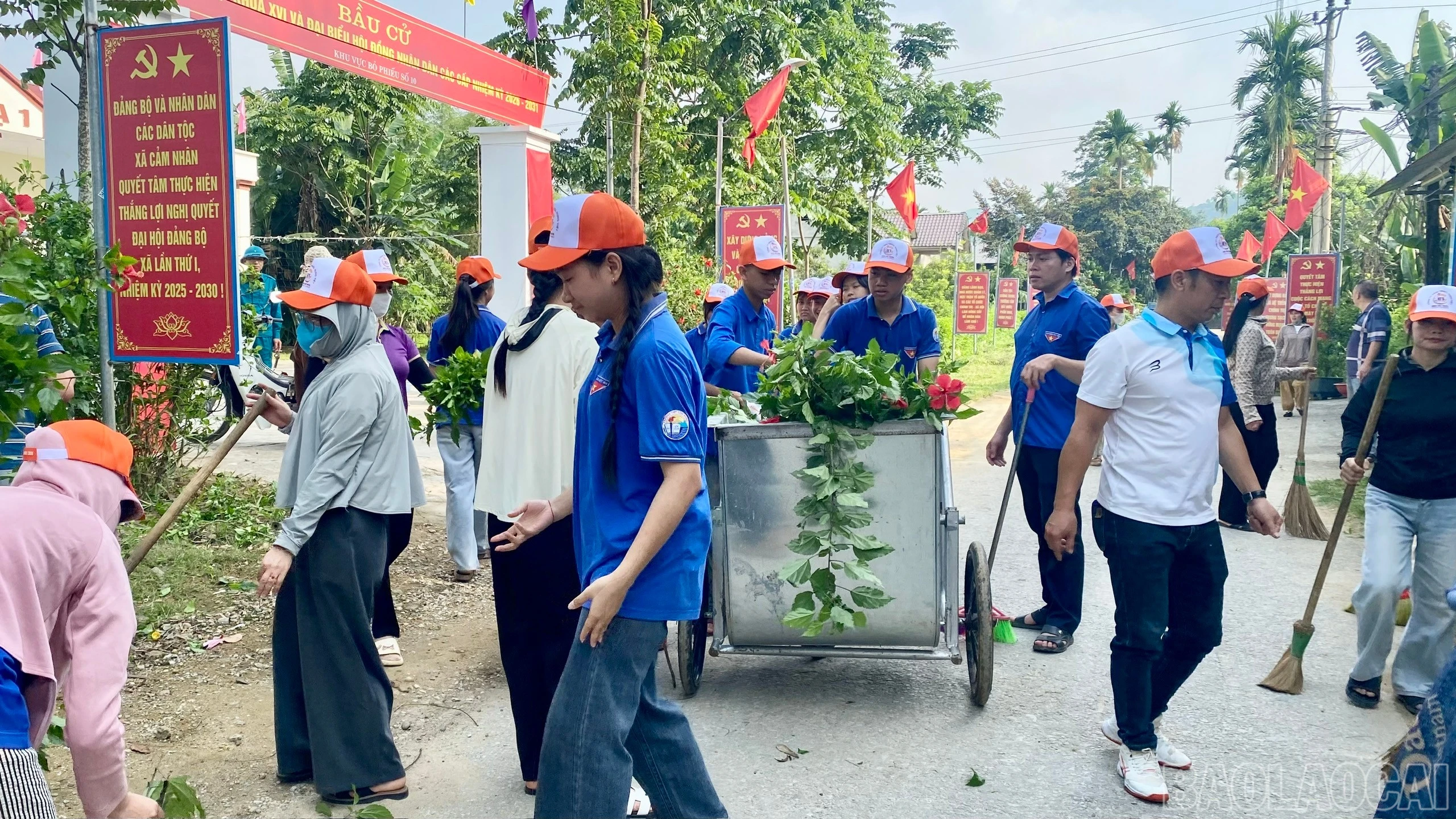 baolaocai-br_cac-dai-bieu-doan-vien-hoi-vien-va-nhan-dan-cac-thon-da-dong-loat-ra-quan-tong-ve-sinh-moi-truong-4.jpg