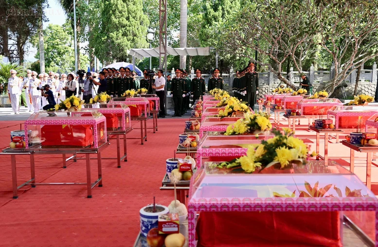 Lễ viếng, lễ truy điệu và an táng 34 hài cốt liệt sĩ tại Nghĩa trang Liệt sĩ Vị Xuyên (Tuyên Quang)- Ảnh: vGP