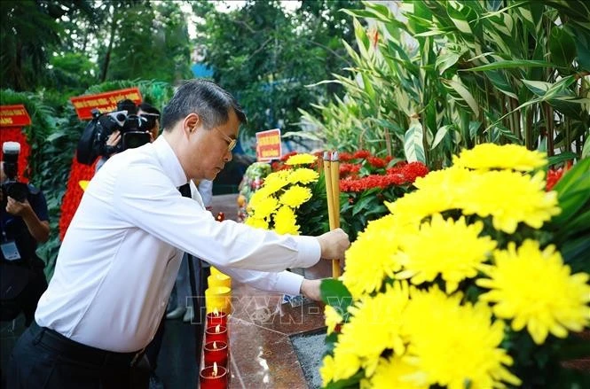 Thủ tướng Lê Minh Hưng dâng hoa, dâng hương tại tượng đài Cố Tổng Bí thư Trần Phú và Bia tưởng niệm các Anh hùng liệt sĩ tại Công viên Lê Thị Riêng. Ảnh: Dương Giang/TTXVN