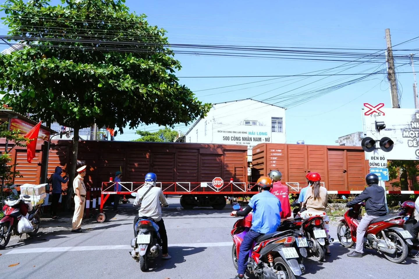 Người dân cần đặc biệt tuân thủ tín hiệu cảnh báo tại các đường ngang để tránh xảy ra tai nạn đáng tiếc.