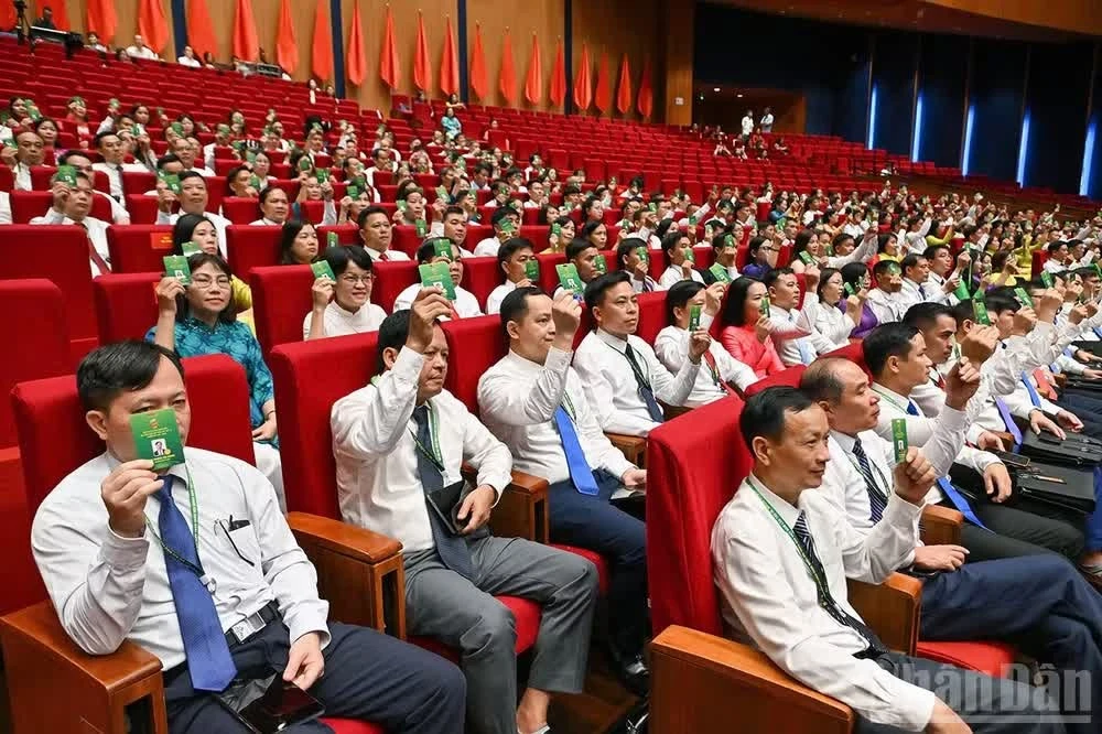 Đồng chí Lương Quốc Đoàn - Ủy viên Trung ương Đảng, Chủ tịch Hội Nông dân Việt Nam khóa VIII cùng các đại biểu tiến hành biểu quyết tại Đại hội.