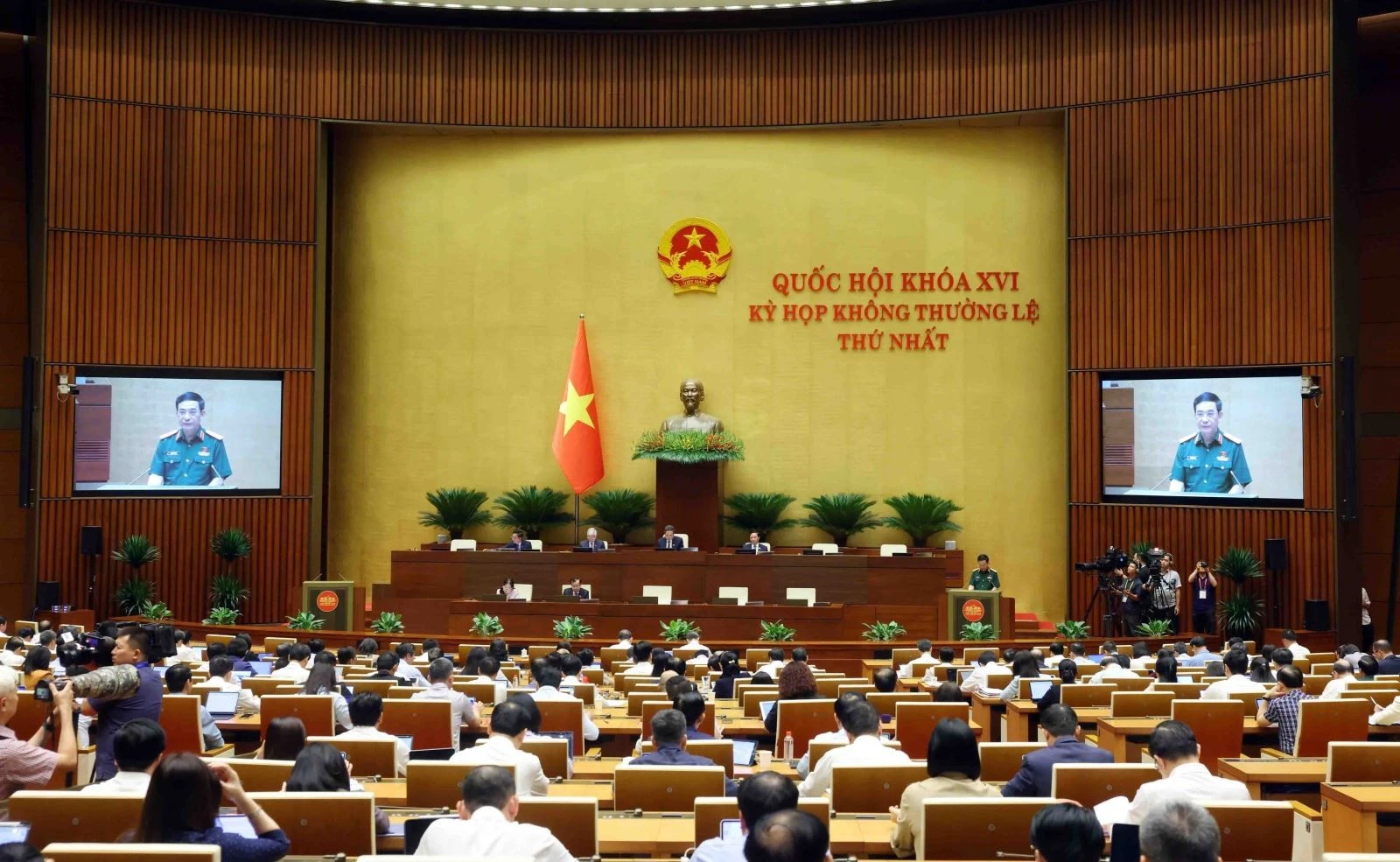 Chiều 23/8/2026, Đại tướng Phan Văn Giang, Phó Thủ tướng, Bộ trưởng Bộ Quốc phòng, thừa ủy quyền của Thủ tướng Chính phủ trình bày Báo cáo giải trình, tiếp thu, chỉnh lý dự thảo Luật Phòng, chống phổ biến vũ khí hủy diệt hàng loạt và Luật sửa đổi, bổ sung một số điều của 9 luật về quân sự, quốc phòng. Ảnh: Phạm Kiên/TTXVN