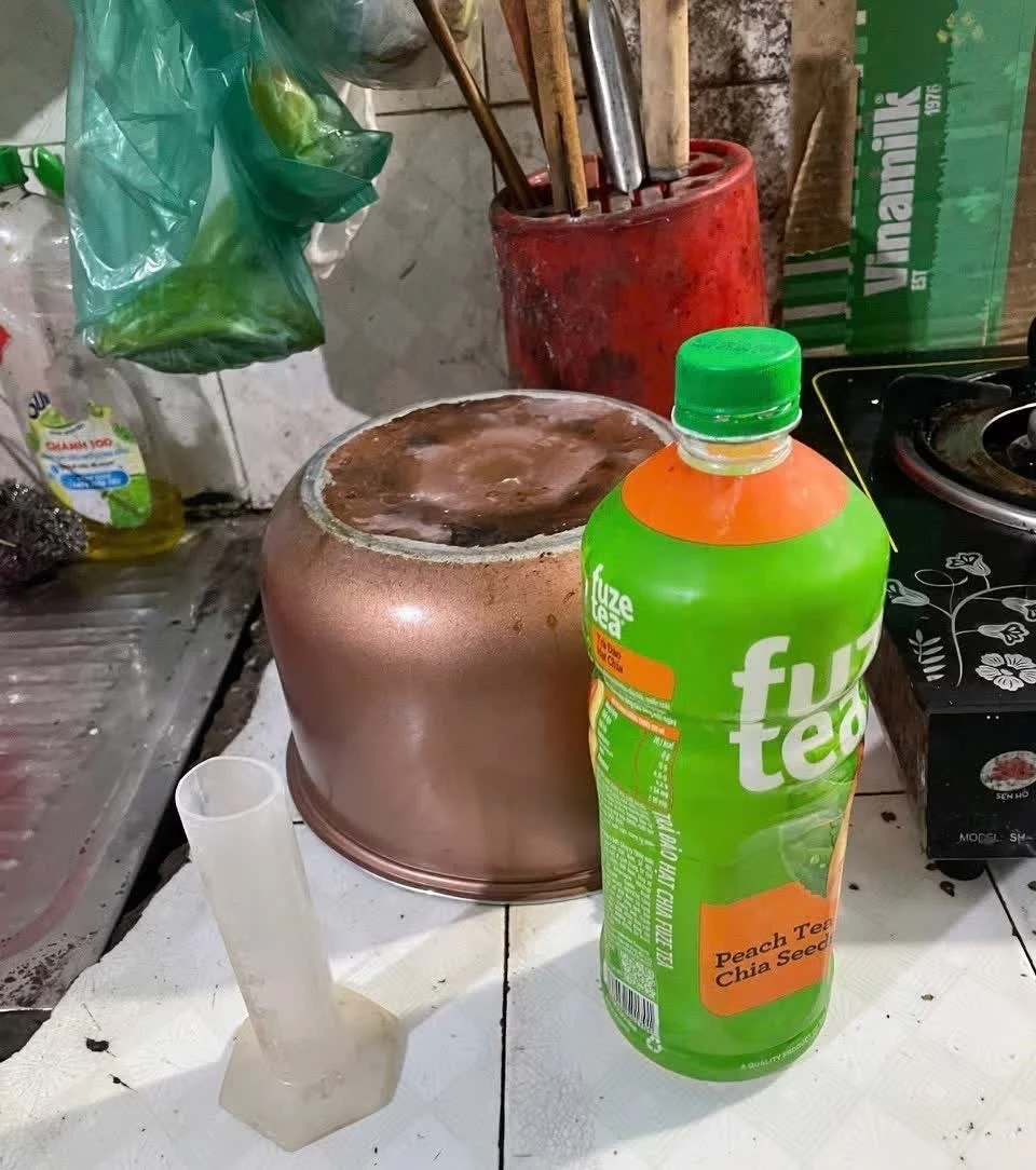 Một số vật dụng chứa dung dịch đã pha chế sẵn (chứa chất 6-Benzylaminopurine).