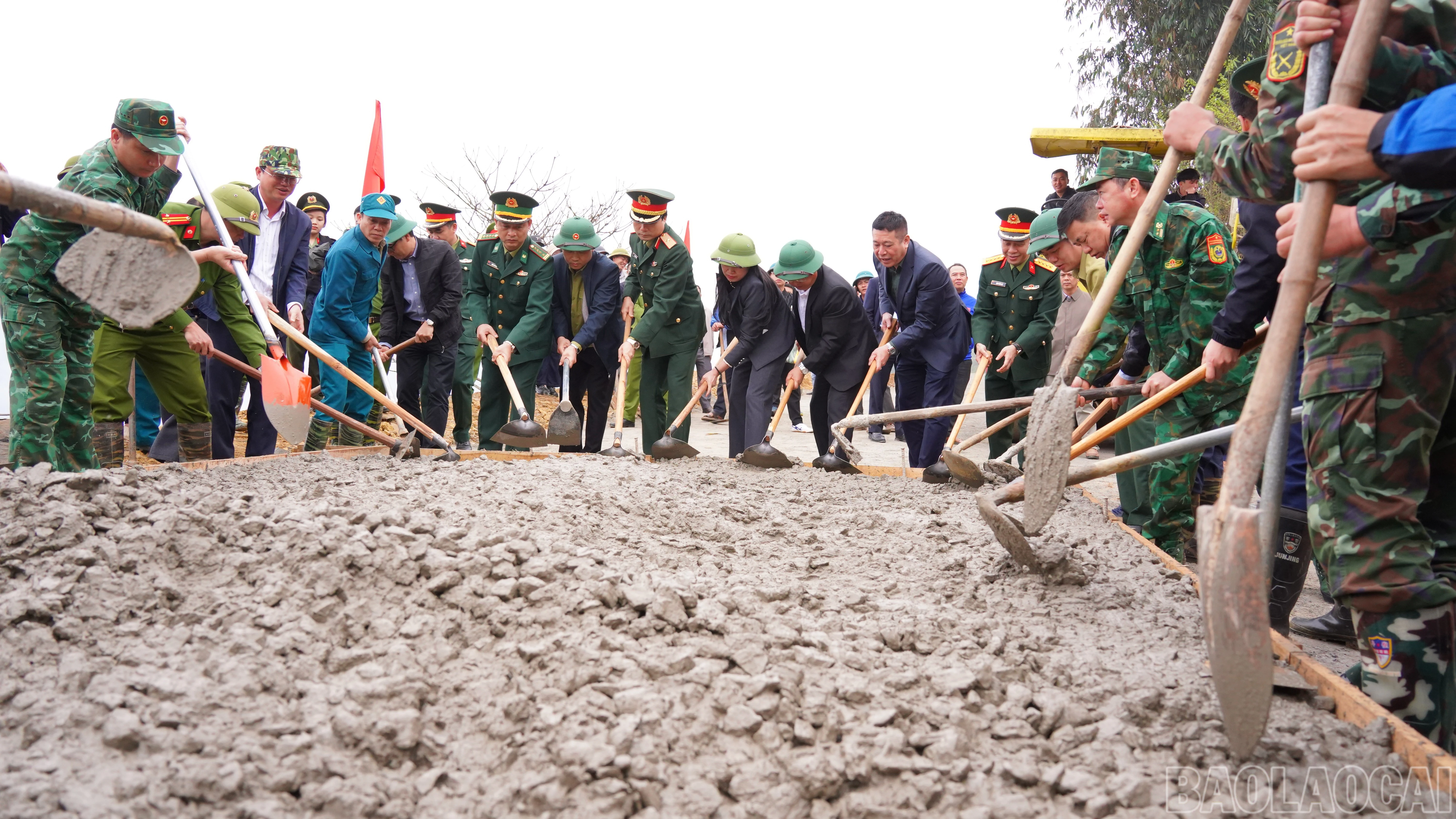 baolaocai-br_cac-dai-bieu-tham-gia-do-be-tong-tuyen-duong-sa-pa-ngam-lam-co-chieu-dai-2km.jpg