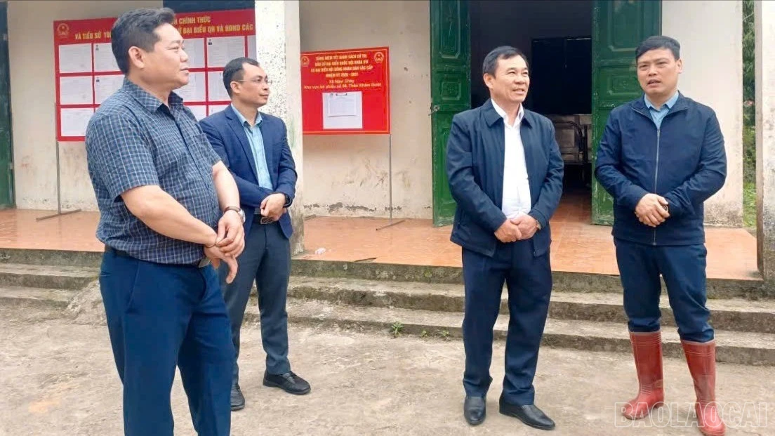 baolaocai-br_6-doan-cong-tac-cua-tinh-kiem-tra-khu-vuc-bo-phieu-xa-nam-chay-2617.jpg
