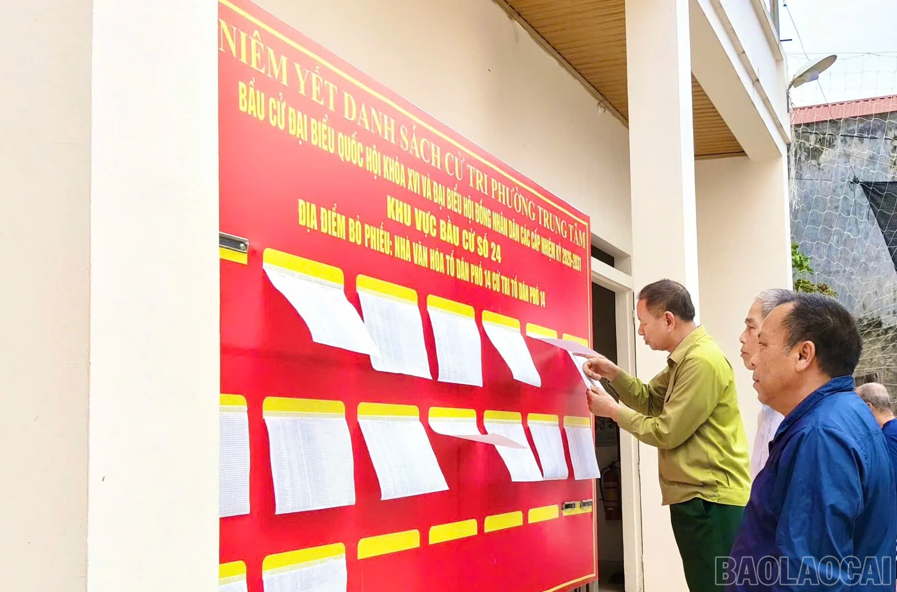 baolaocai-br_cu-tri-tim-doc-thong-tin-danh-sach-niem-yet-cu-tri.jpg