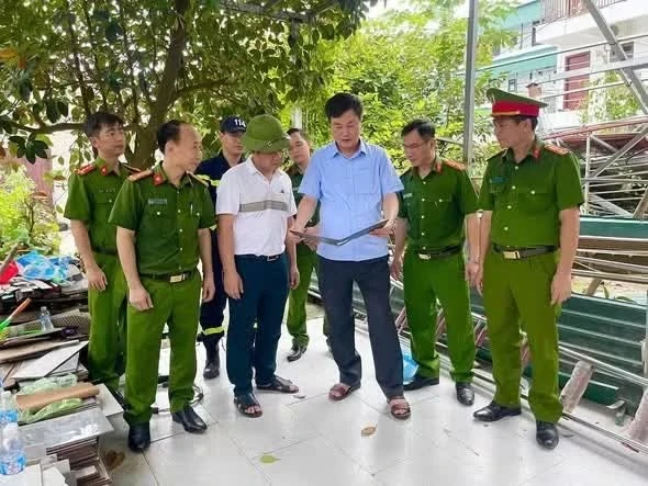 Đại tá Trương Quang Hải, Phó Giám đốc, Thủ trưởng Cơ quan CSĐT và Đại tá Hoàng Nguyễn Phi Khanh, Phó Giám đốc Công an tỉnh Phú Thọ trực tiếp đến hiện trường vụ nổ.