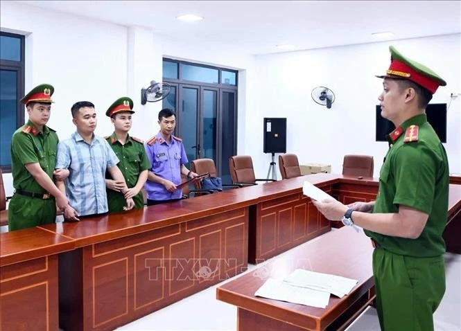Cơ quan Cảnh sát điều tra Công an tỉnh Tuyên Quang thi hành Lệnh giữ người trong trường hợp khẩn cấp đối với Nguyễn Hà Duy. Ảnh: TTXVN phát.