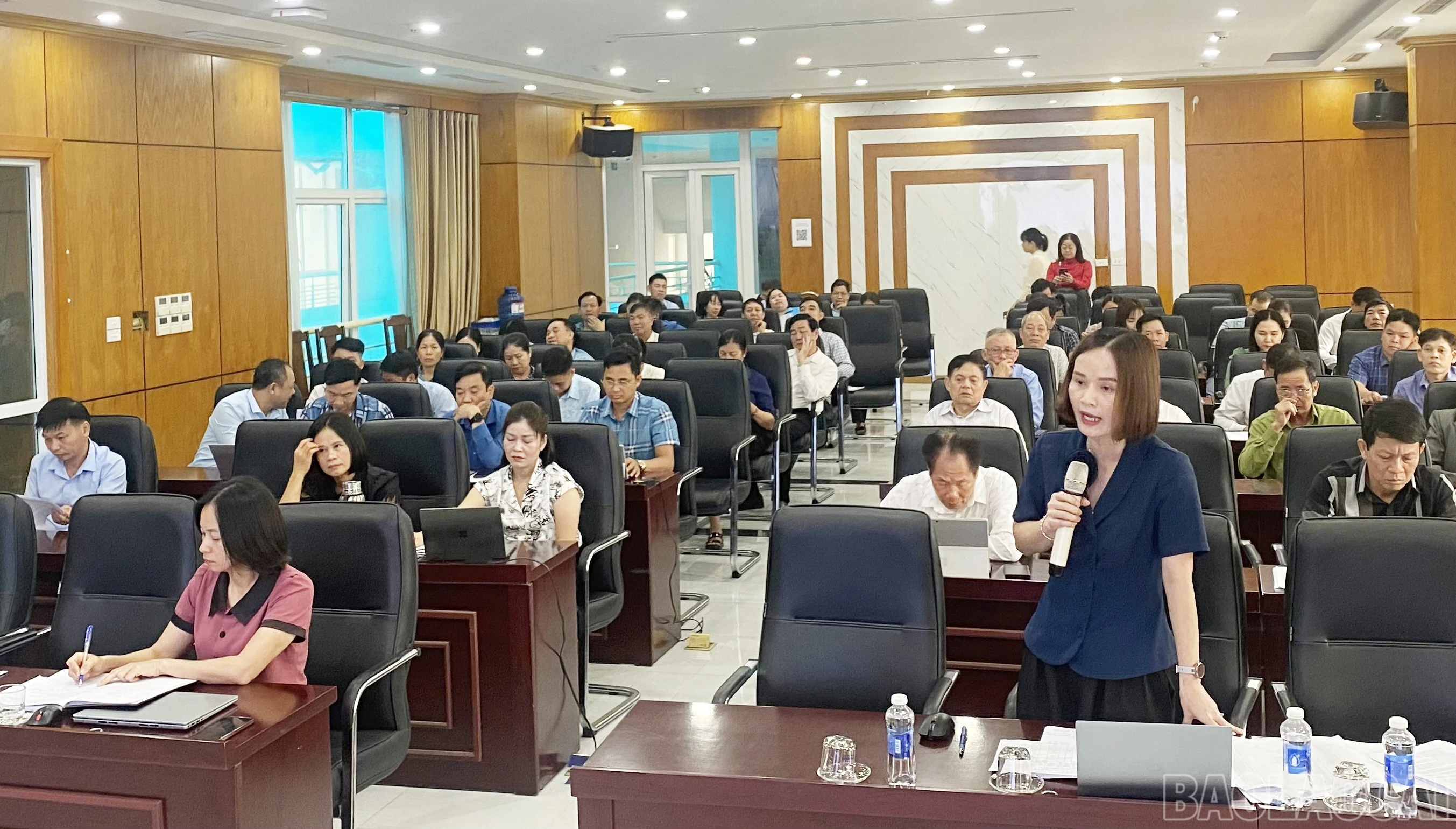 baolaocai-br_cac-dai-bieu-phat-bieu-y-kien-dua-ra-kho-khan-vuong-mac-thuc-hien-cong-tac-ho-tro-ho-ngheo-thoat-ngheo.jpg