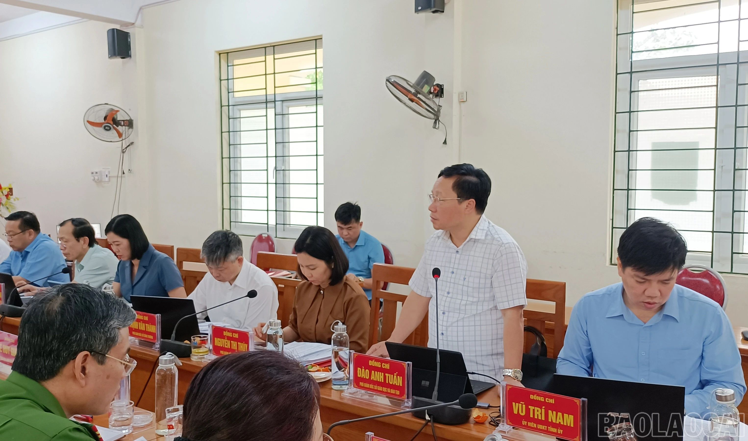 Thành viên đoàn giám sát tham gia ý kiến.