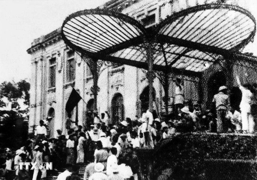 Ngày 19/8/1945, sau cuộc míttinh tại Quảng trường Nhà hát lớn, quần chúng nhân dân Thủ đô đã đánh chiếm Bắc Bộ phủ, cơ quan đầu não của chính quyền tay sai Pháp ở Bắc Bộ.