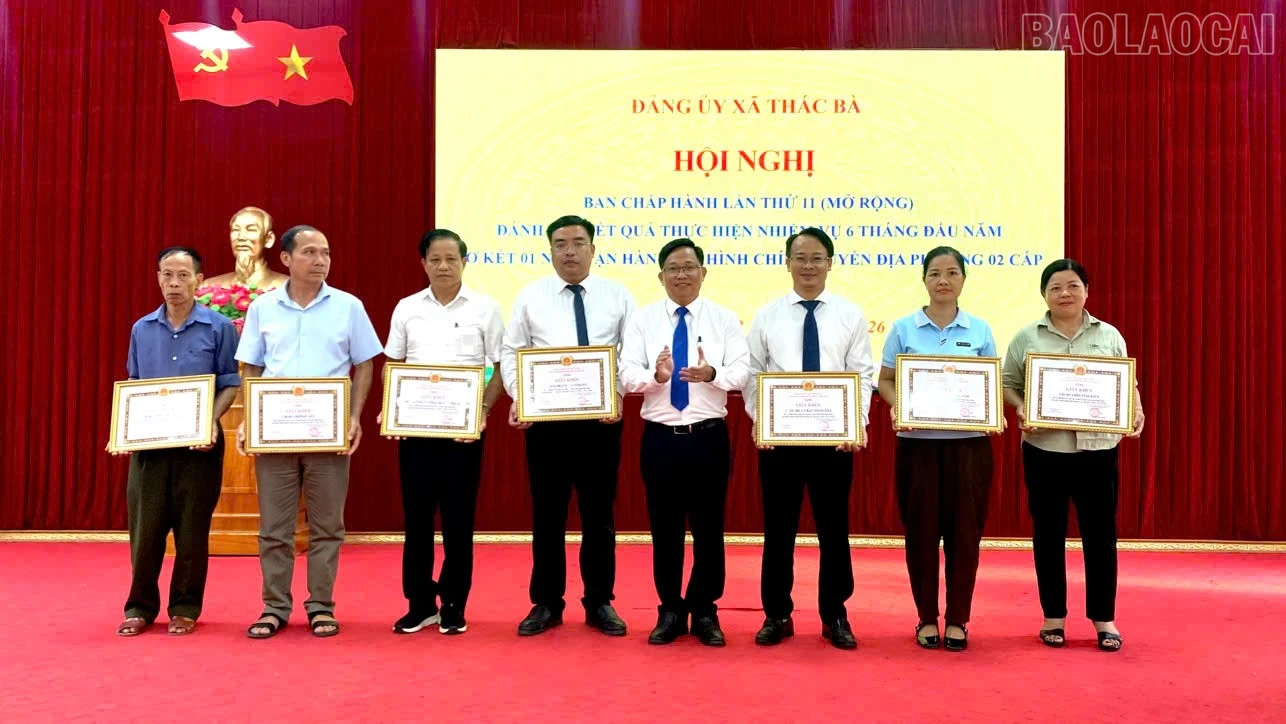 baolaocai-tr_dong-chi-nguyen-ngoc-quynh-bi-thu-dang-uy-chu-tich-hdnd-xa-khen-thuong-cho-cac-tap-the-co-thanh-tich-xuat-sac-trong-phong-trao-thi-dua-cua-dia-phuong.jpg