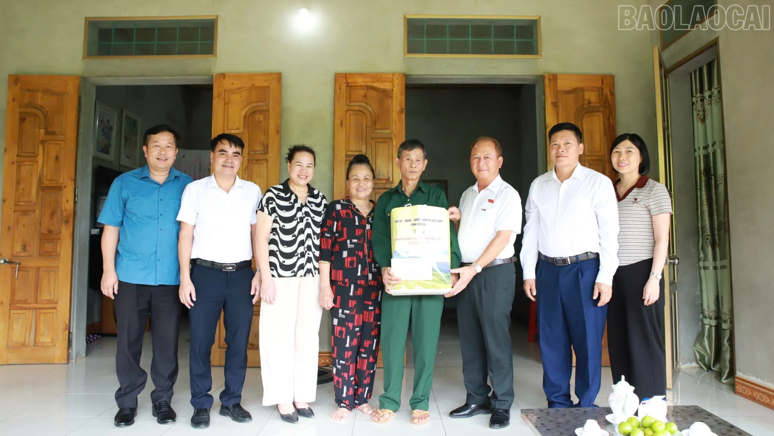 baolaocai-tr_doan-thang-tang-qua-thuong-binh-vu-huy-du-tai-thon-1-vai-sieu-8002.jpg