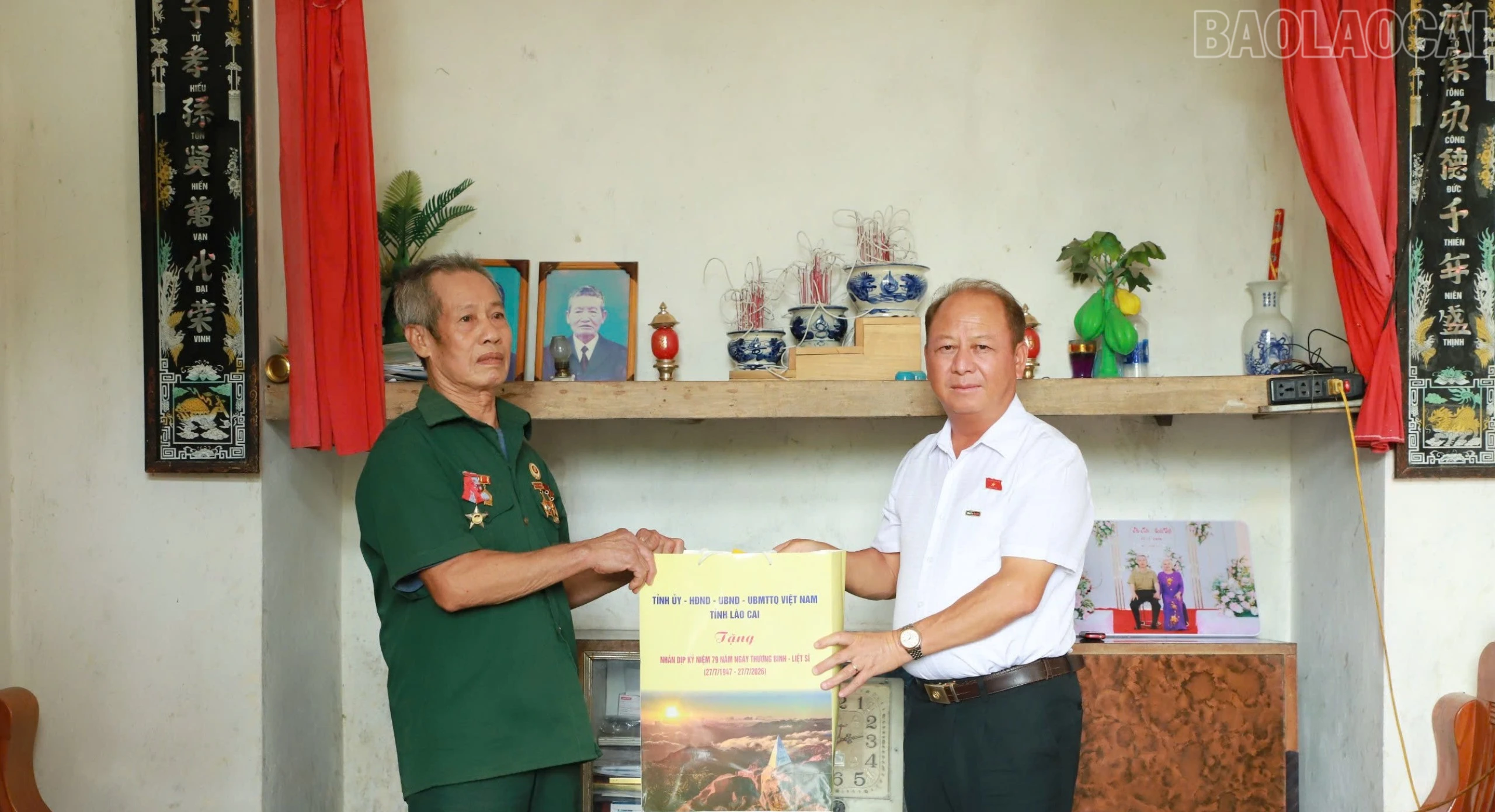 baolaocai-tr_doan-tham-tang-qua-benh-binh-le-sy-tinh-895.jpg