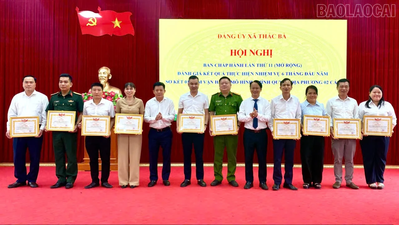 baolaocai-tr_lanh-dao-ubnd-xa-khen-thuong-cho-khen-thuong-cho-cac-ca-nhan-co-thanh-tich-xuat-sac-trong-phong-trao-thi-dua-cua-dia-phuong.jpg