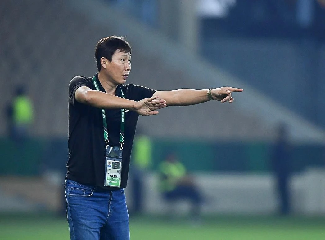 HLV Kim Sang Sik xin lỗi người hâm mộ và động viên học trò sau trận thua U23 Trung Quốc (Ảnh: VFF).