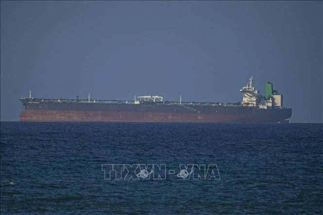 Con tàu di chuyển qua eo biển Hormuz. Ảnh: AA/TTXVN