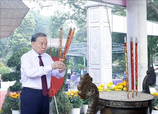 Tổng Bí thư, Chủ tịch nước Tô Lâm dâng hương tưởng niệm, tri ân các Anh hùng - Liệt sĩ tại Nghĩa trang Liệt sĩ Tân Biên (Nghĩa trang Liệt sĩ Đồi 82).