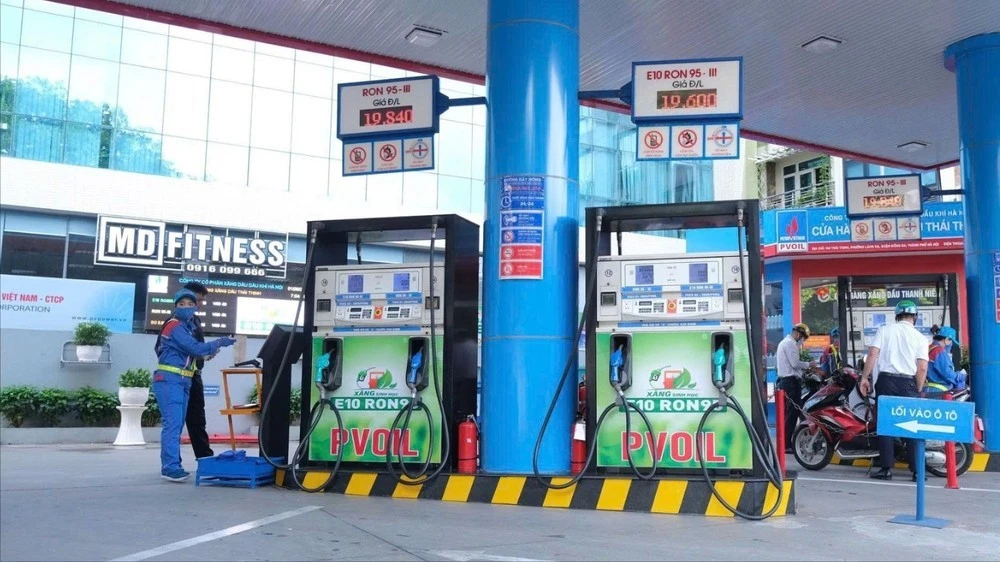 Nhiều chủ xe vẫn lo lắng khi đổ xăng sinh học.