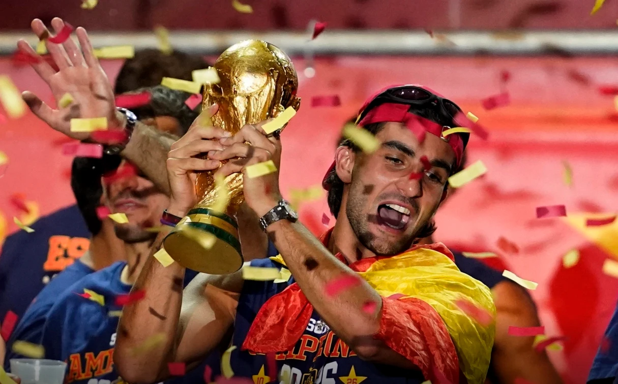 Ferran Torres rạng rỡ nâng cao cúp vàng World Cup tại quảng trường Cibeles. Pha lập công quý hơn vàng của anh ở phút 106 trong trận chung kết đã chính thức khuất phục Argentina, mang về chiến thắng nghẹt thở 1-0 và đưa Tây Ban Nha lên ngôi vô địch.