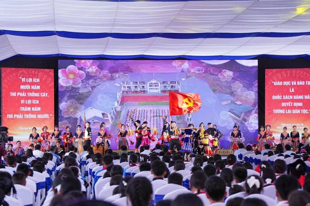 Thầy cô và học sinh Trường Phổ thông nội trú Tiểu học và Trung học cơ sở Mường Khương, xã Mường Khương (tỉnh Lào Cai) tổng duyệt các nội dung cho Lễ khai giảng năm học 2026-2027 (Ảnh: Hoàng Đức).