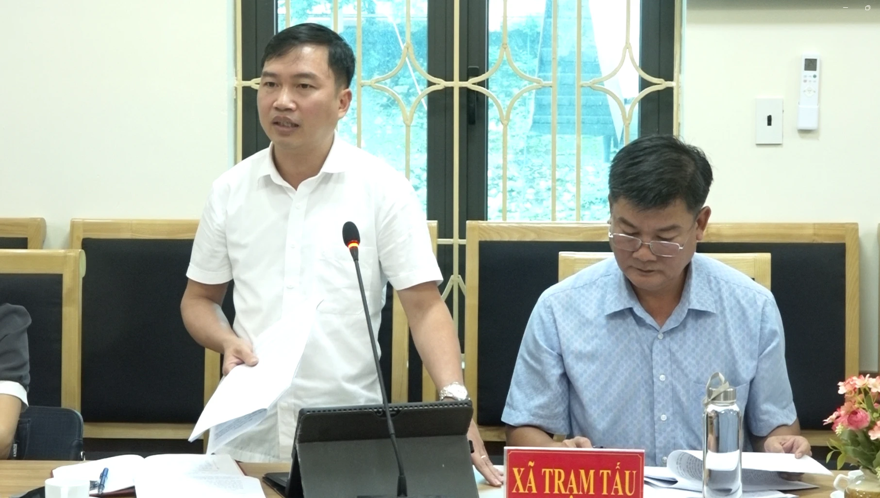 lanh-dao-xa-tram-tau-phat-bieu-tai-buoi-lam-viec.png