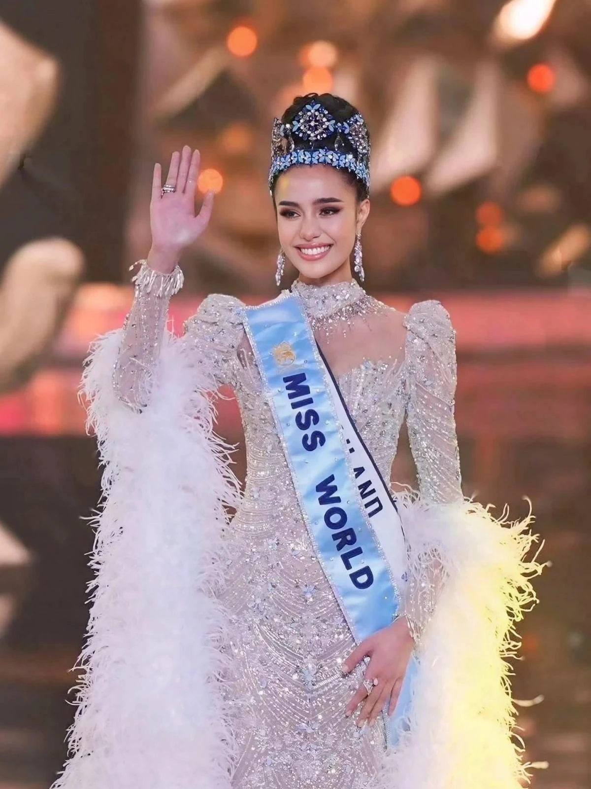 Đương kim Hoa hậu Thế giới là Suchata Chuangsri.