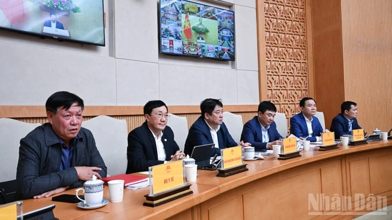 Lãnh đạo các bộ, ngành, tập đoàn, tổng công ty nhà nước chủ chốt tham dự phiên họp.