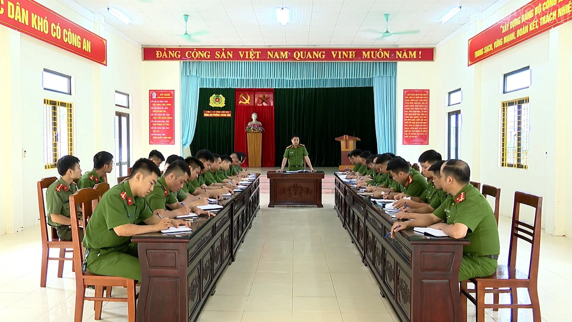 baolaocai-tr_cong-an-phuong-trung-tam-duy-tri-nghiem-che-do-giao-ban-trien-khai-dong-bo-cac-giai-phap-bao-dam-an-ninh-trat-tu-tren-dia-ban-746.jpg
