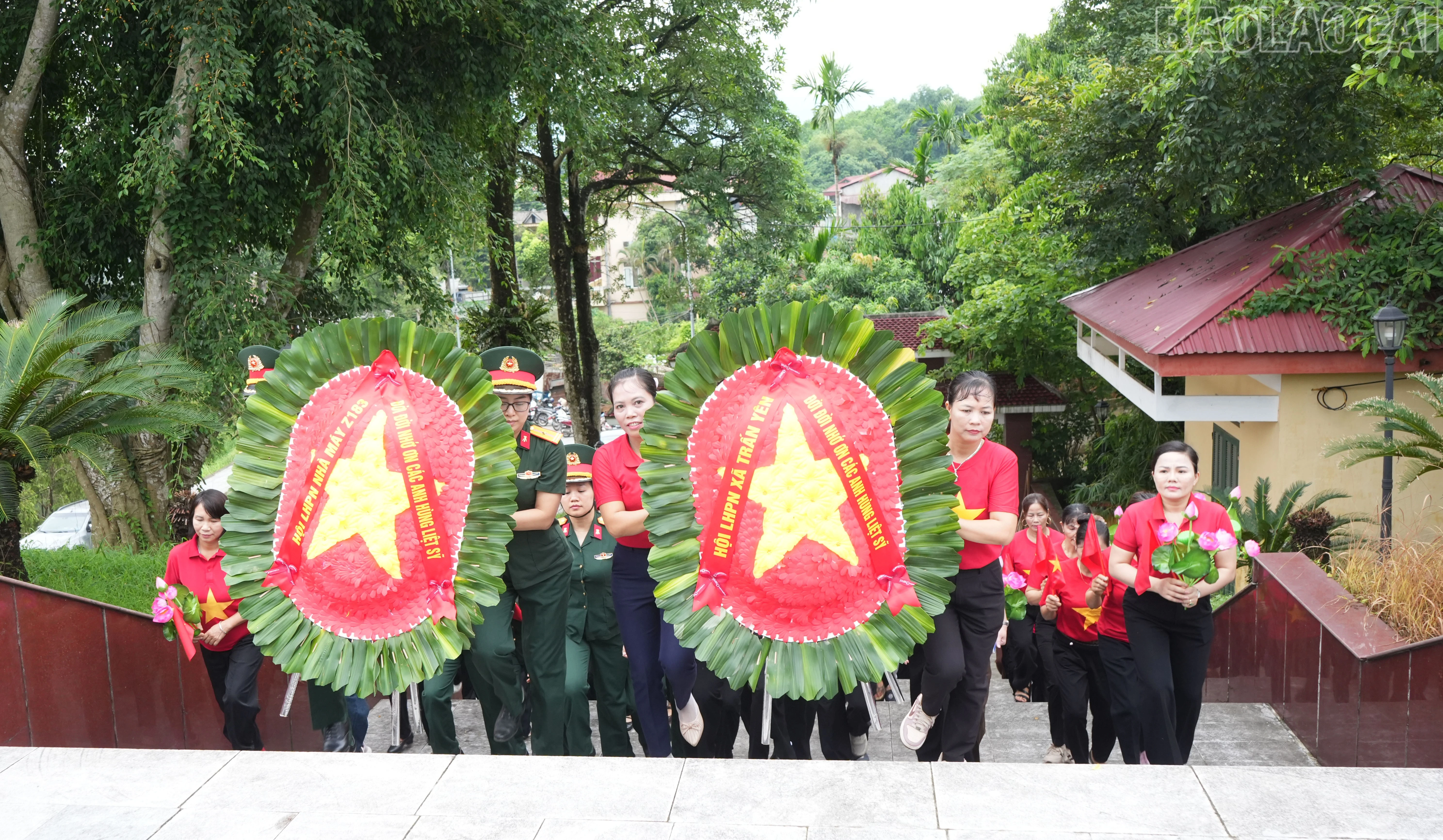 baolaocai-tr_hoi-lien-hiep-phu-nu-xa-tran-yen-va-hoi-lien-hiep-phu-nu-nha-may-z183-tri-an-cac-anh-hung-liet-si.jpg