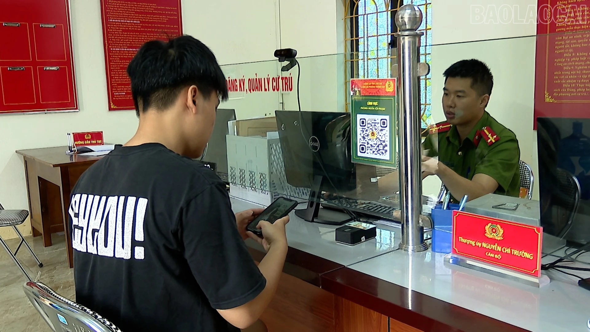 baolaocai-tr_can-bo-cong-an-phuong-trung-tam-huong-dan-nguoi-dan-thuc-hien-cac-thu-tuc-hanh-chinh-va-dinh-danh-dien-tu-tren-moi-truong-so-7563.jpg