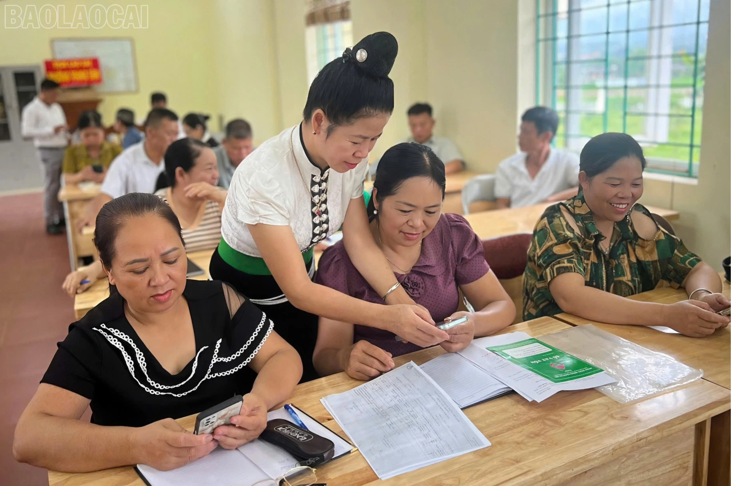 baolaocai-tl_hoi-vien-duoc-huong-dan-cai-dat-su-dung-ung-dung-ngan-hang-trong-phien-giao-dich-tin-dung-chinh-sach-4978.jpg