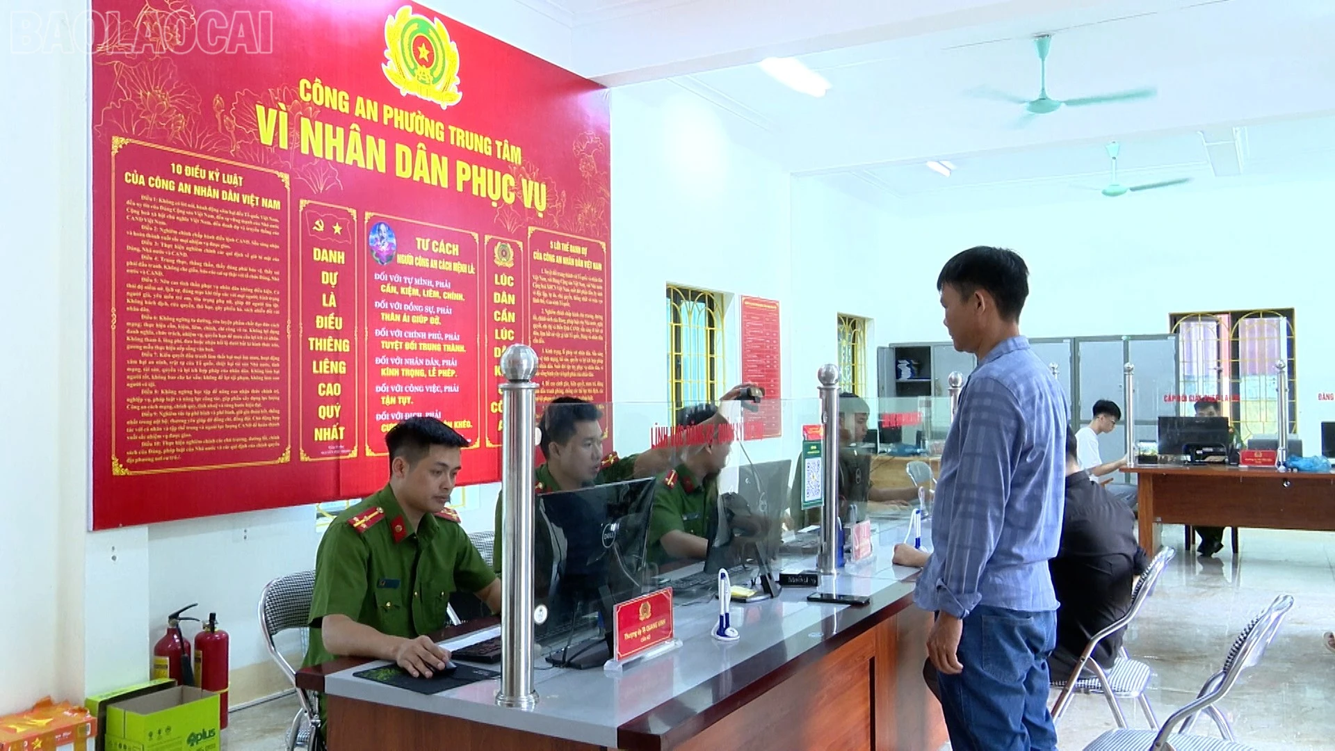 baolaocai-tl_cong-an-phuong-trung-tam-day-manh-cai-cach-hanh-chinh-tao-thuan-loi-cho-nguoi-dan-trong-thuc-hien-cac-thu-tuc-hanh-chinh.jpg