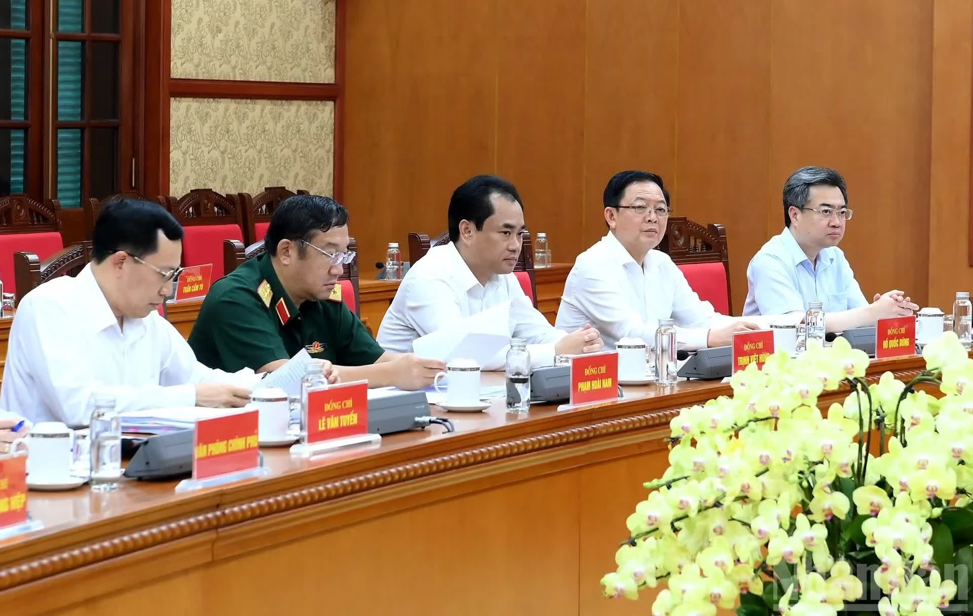 Các đồng chí lãnh đạo và các đại biểu tham dự cuộc làm việc.