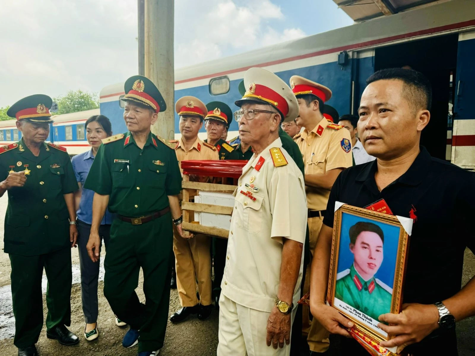 Trung tướng Hoàng Khánh Hưng (người mặc quân phục thứ 2 từ trái sang) cùng đồng đội đón hài cốt liệt sĩ tại Ga Hà Nội.