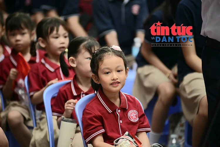 Nụ cười trong trẻo của các em học sinh trong ngày tựu trường, háo hức bước vào năm học mới 2026–2027.