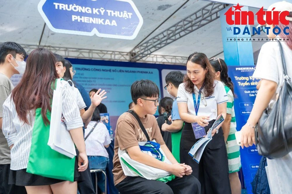 Thí sinh tham dự ngày hội tư vấn xét tuyển đại học 2026. Ảnh: LV