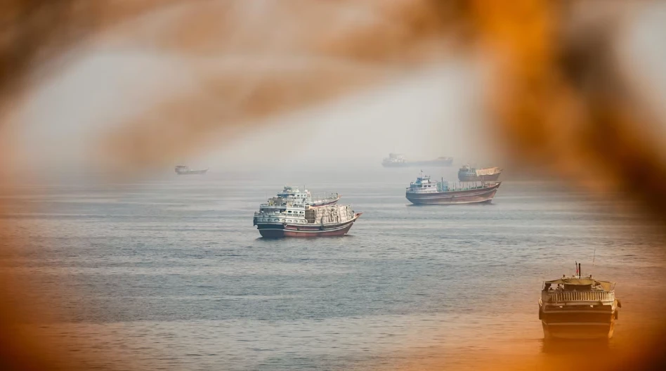 Hình ảnh các tàu thuyền gần eo biển Hormuz nhìn từ Musandam, Oman. (Ảnh: Reuters)